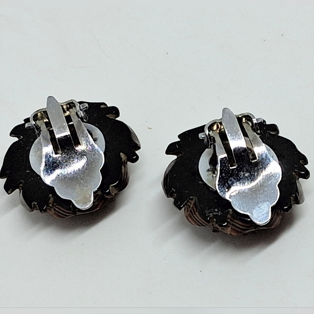 * Amazing Vintage FORDITE carved Flower Clip On Earrings - Picture 4 of 4
